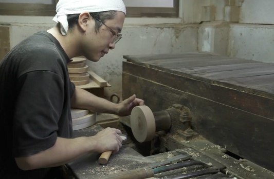 足で踏み、速度を操る｜数百人から4名へ。宮島ろくろ、84歳の師が託した未来──下村祐介