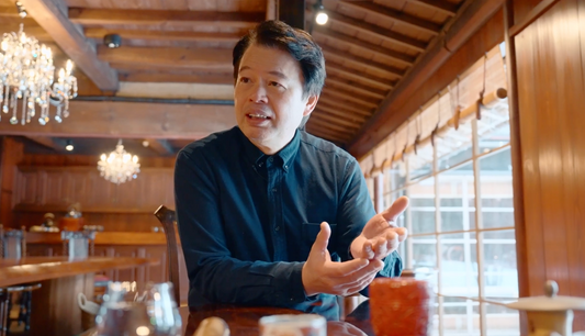 奥様ではなく、主人が淹れる｜25年眠った町屋が紡ぐ、村上の茶文化と一口菓子──嘉門亭・吉川真嗣