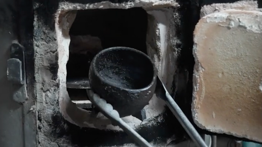 石を削り、溶かし、曲げる。太古の地球からの贈り物“石”が望む姿を「器」に映して──石山人工房・三輪崇＜前編＞