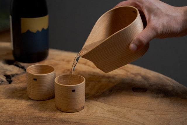 「木」で飲む日本酒が温度を保つ？陶器ではなく、秋田杉で飲む日本酒の贅沢