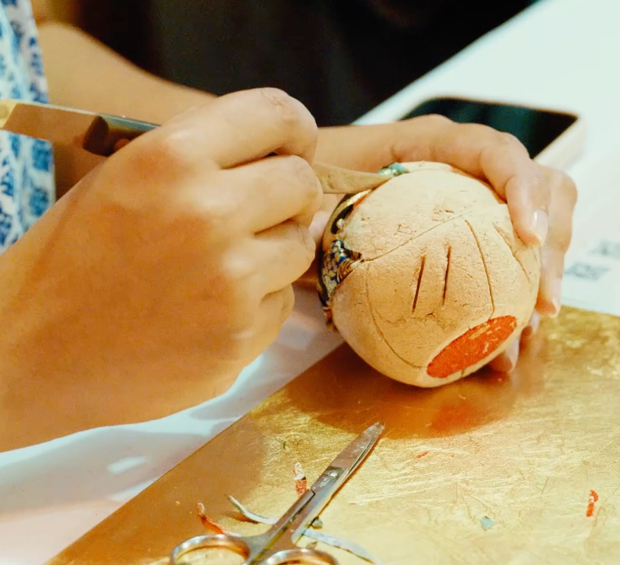 針・糸不要。江戸から続く伝統手芸「木目込み人形」 ダルマ作り体験