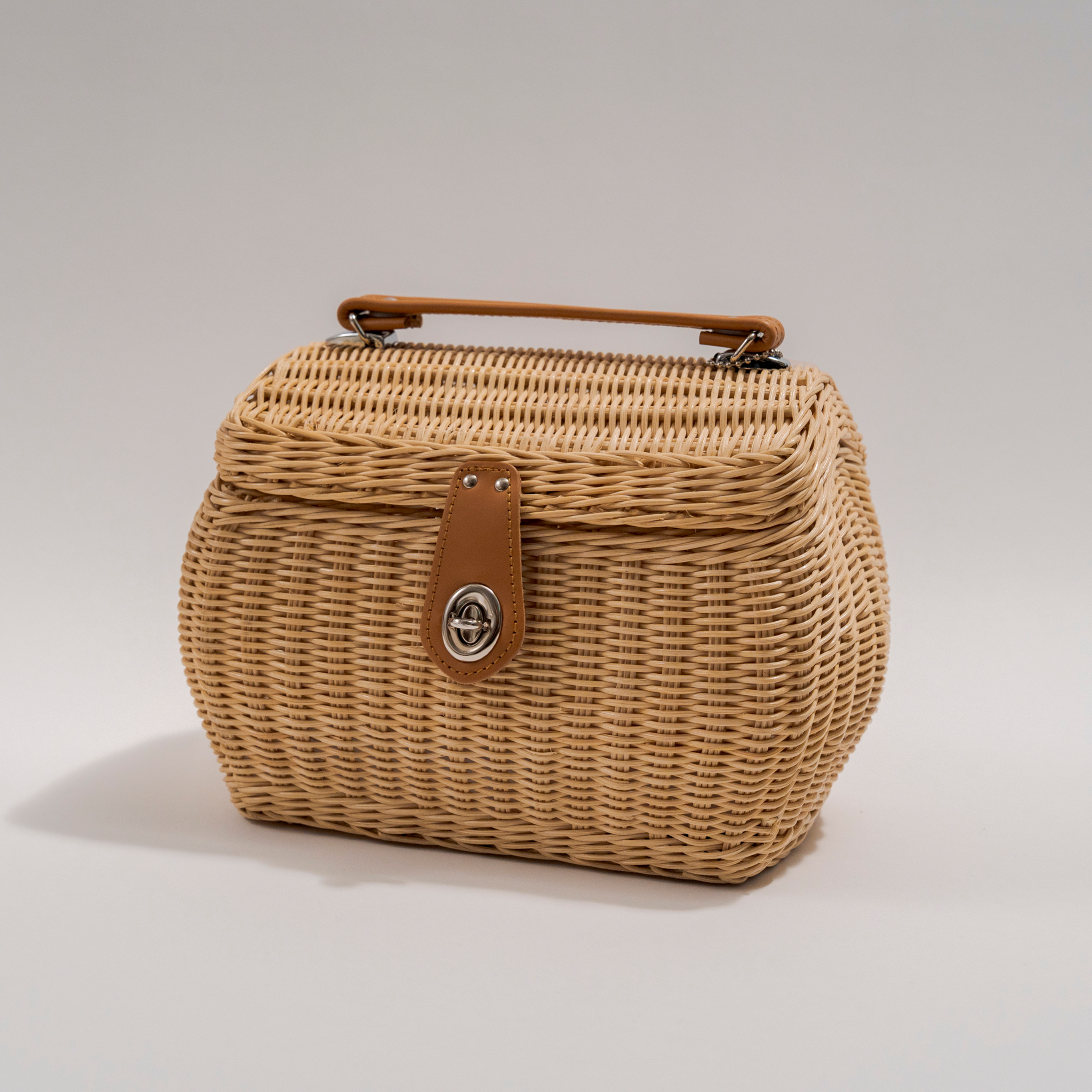 Willow wicker: the final piece. A willow basket used by Prince Naruhito. 2011 Traditional Craft Industry Grand Prize.