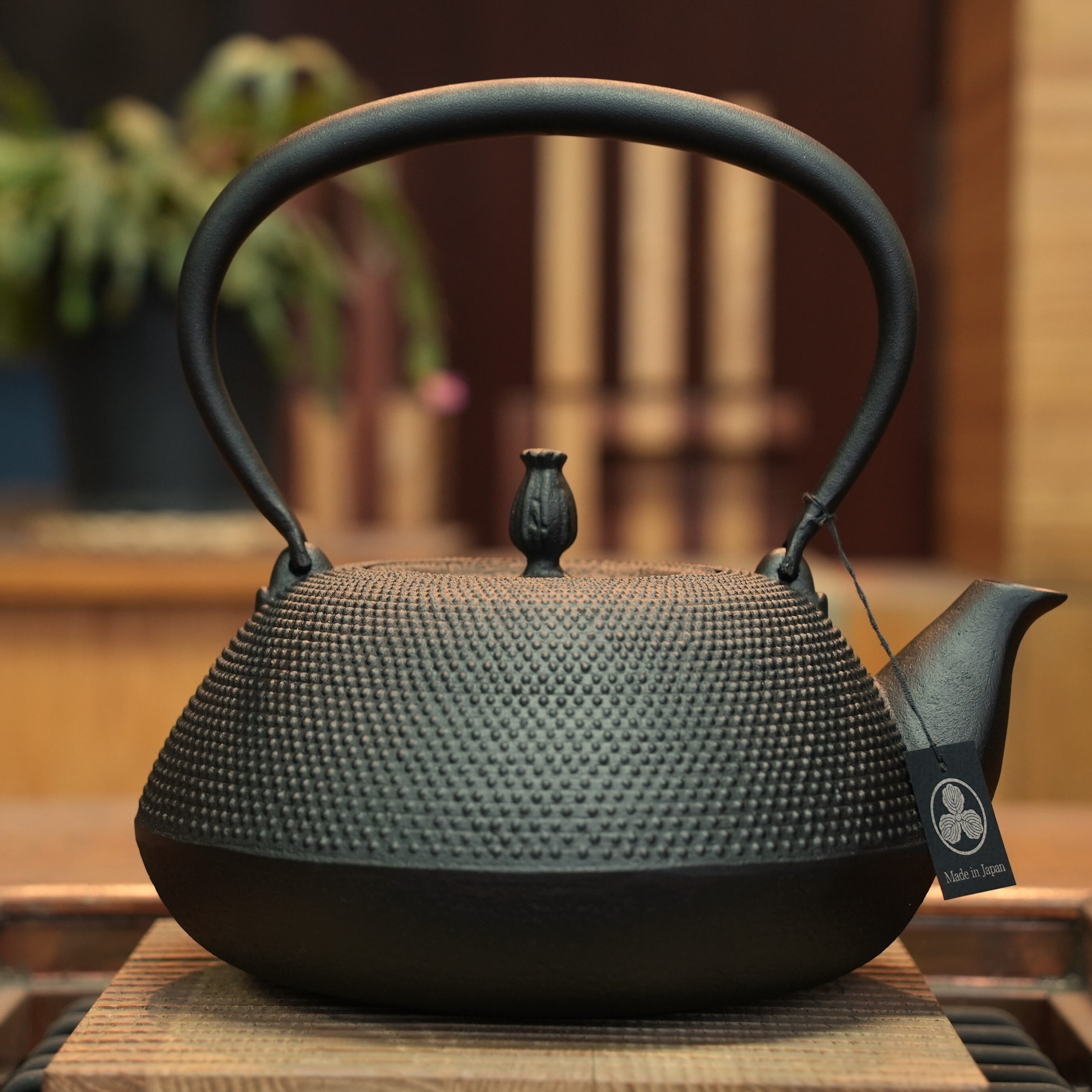 IH対応 1848年創業「南部鉄器」鉄分が取れる湯沸かし鉄瓶 変算珠あられ 黒 1.8L