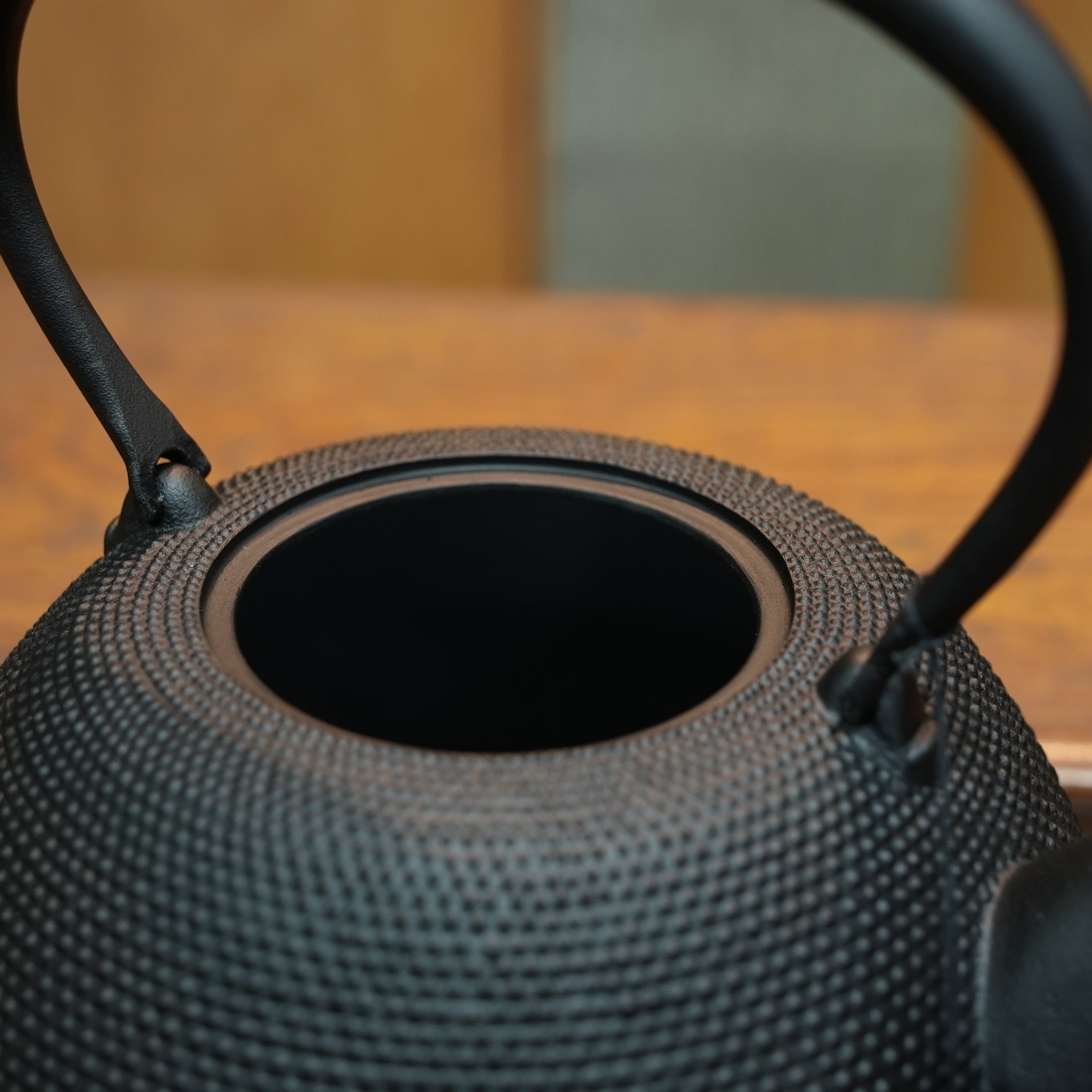 IH対応 1848年創業「南部鉄器」鉄分が取れる湯沸かし鉄瓶 変算珠あられ 黒 1.8L