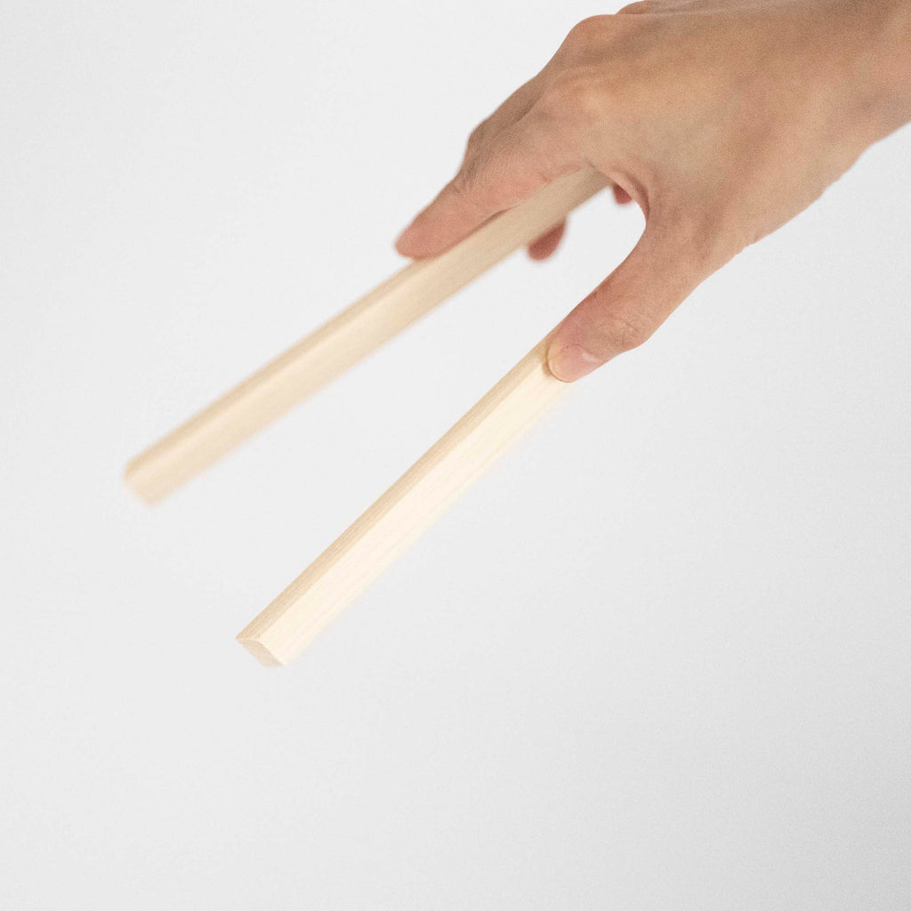吉野ヒノキ一枚板で作るトング「TONGI」