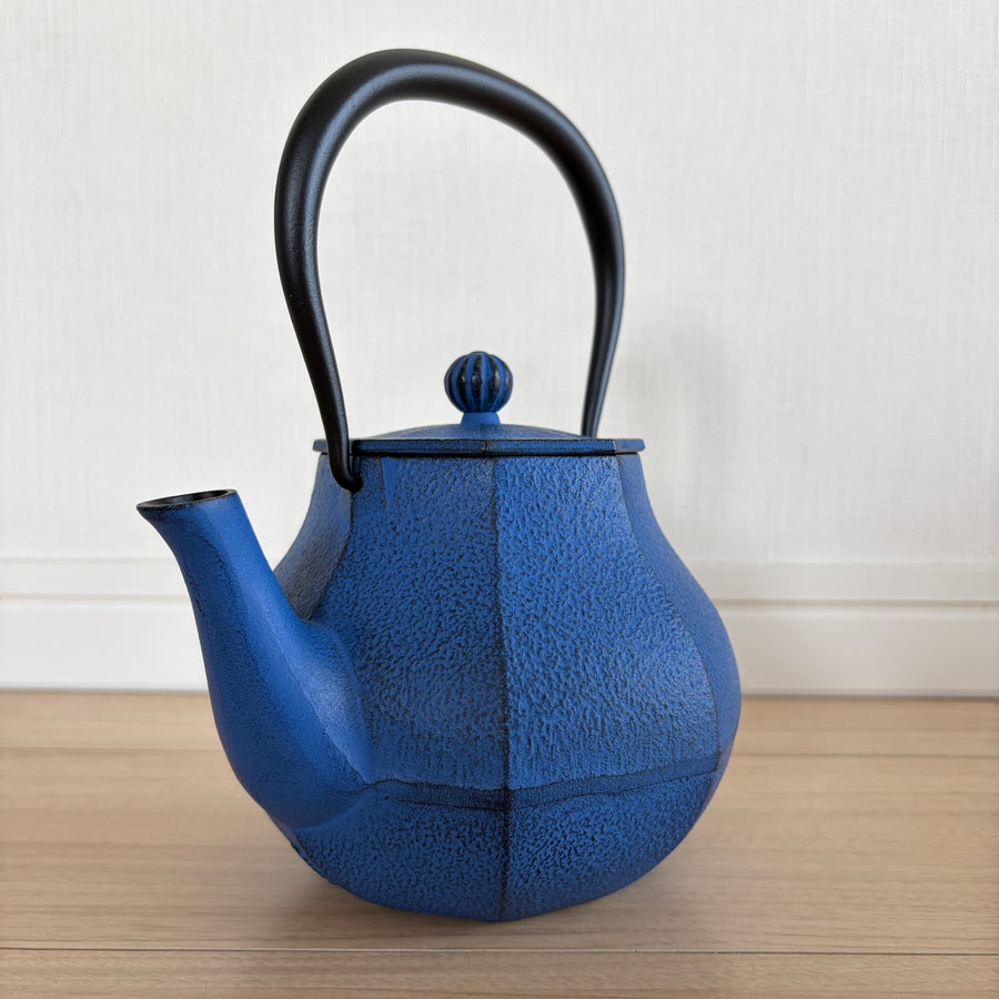 Induction-compatible 1848-established "Nambu Ironware" Iron-fortifying Kettle Miyabi Blue 1L