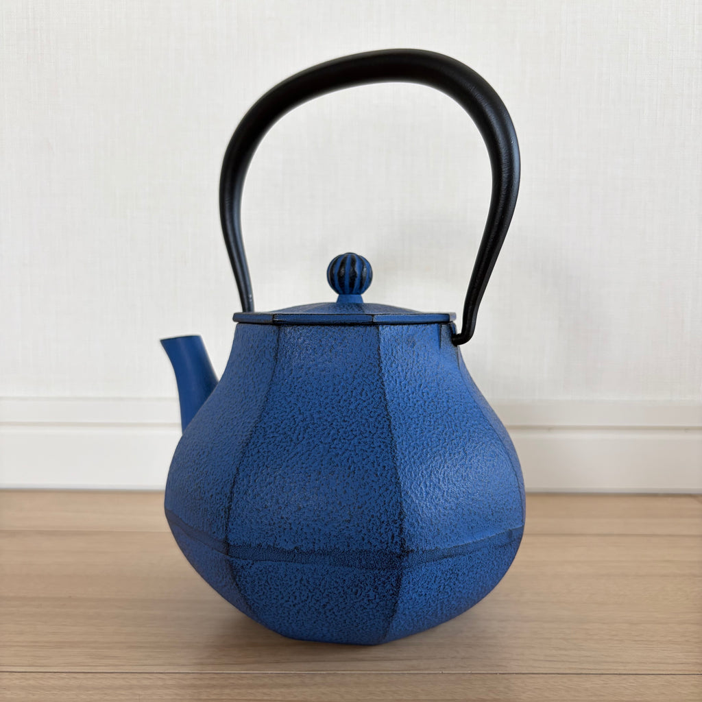 Induction-compatible 1848-established "Nambu Ironware" Iron-fortifying Kettle Miyabi Blue 1L