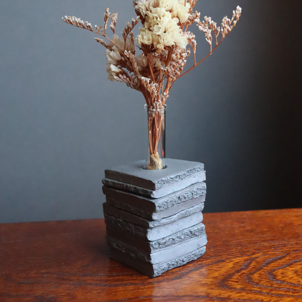 Single-flower vase "Kiyomizu-gawara" made by the only female Onishi